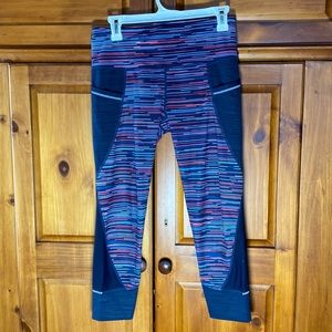Athleta Jigsaw Relay 2 Capri Cropped 7/8 Length Striped
Athletic Leggings Small